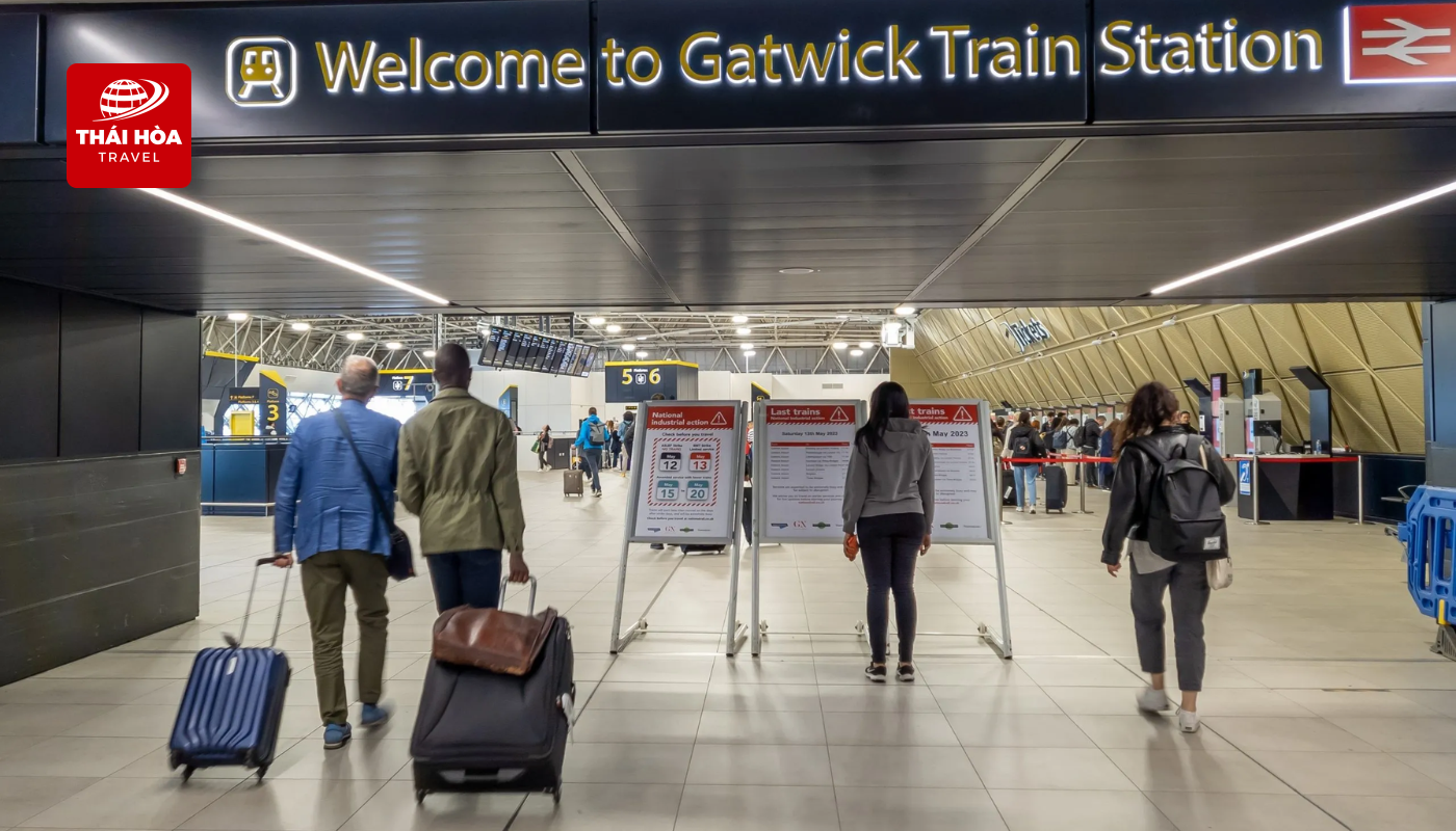 Đoàn hạ cánh tại sân bay Gatwick