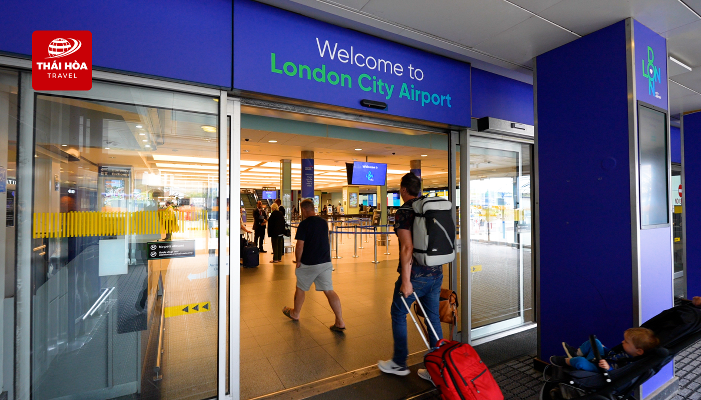 Xe và hướng dẫn viên đưa đoàn khởi hành ra sân bay quốc tế tại London
