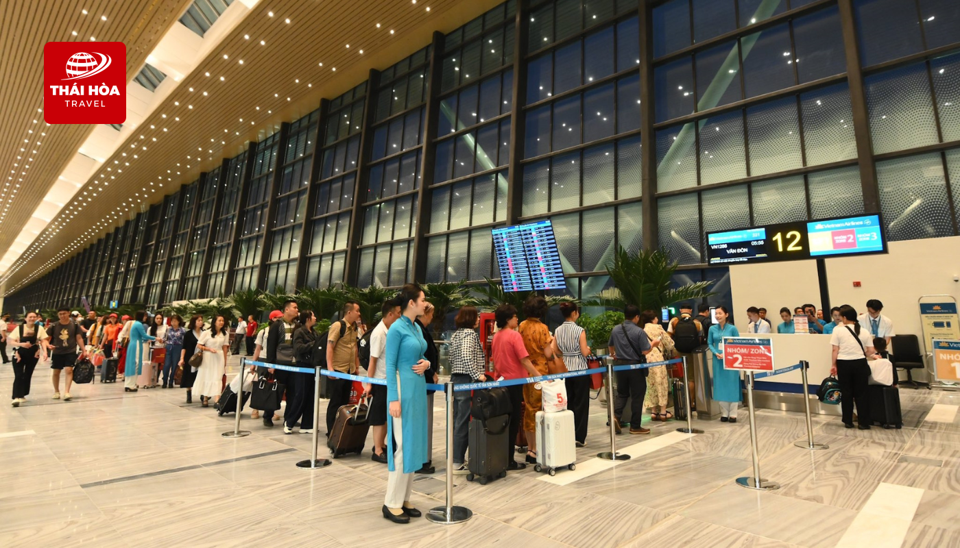 Quý khách tập trung tại sân bay quốc tế Tân Sơn Nhất