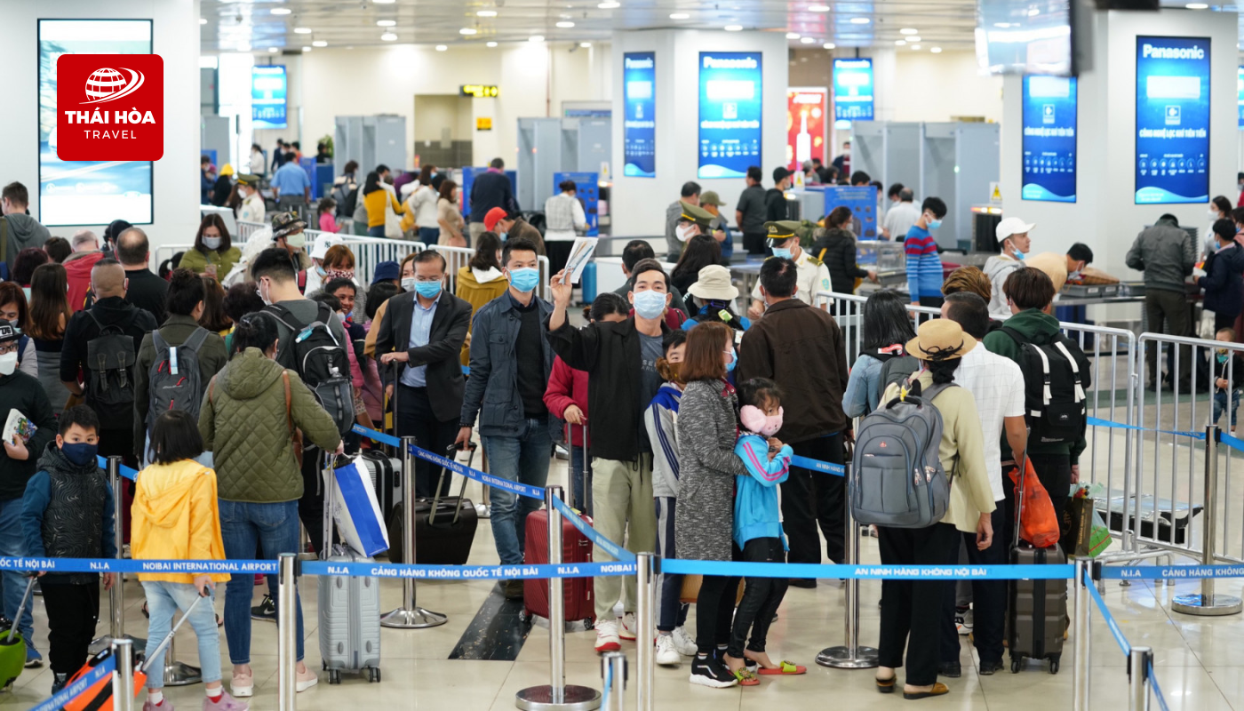 Hướng dẫn viên Thái Hòa Travel đón quý khách tại sân bay quốc tế Tân Sơn Nhất