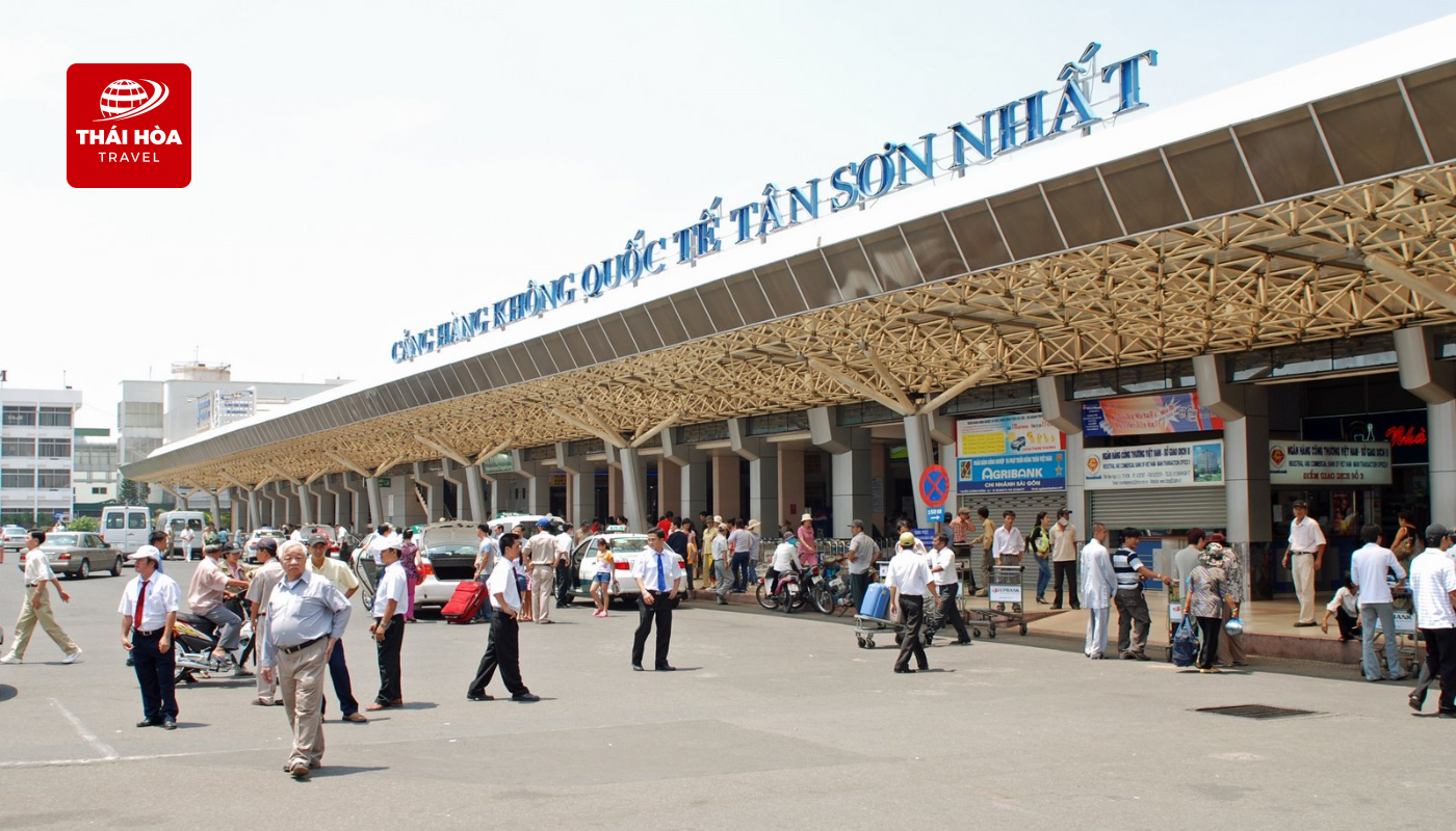 Đoàn hạ cánh tại sân bay quốc tế Tân Sơn Nhất