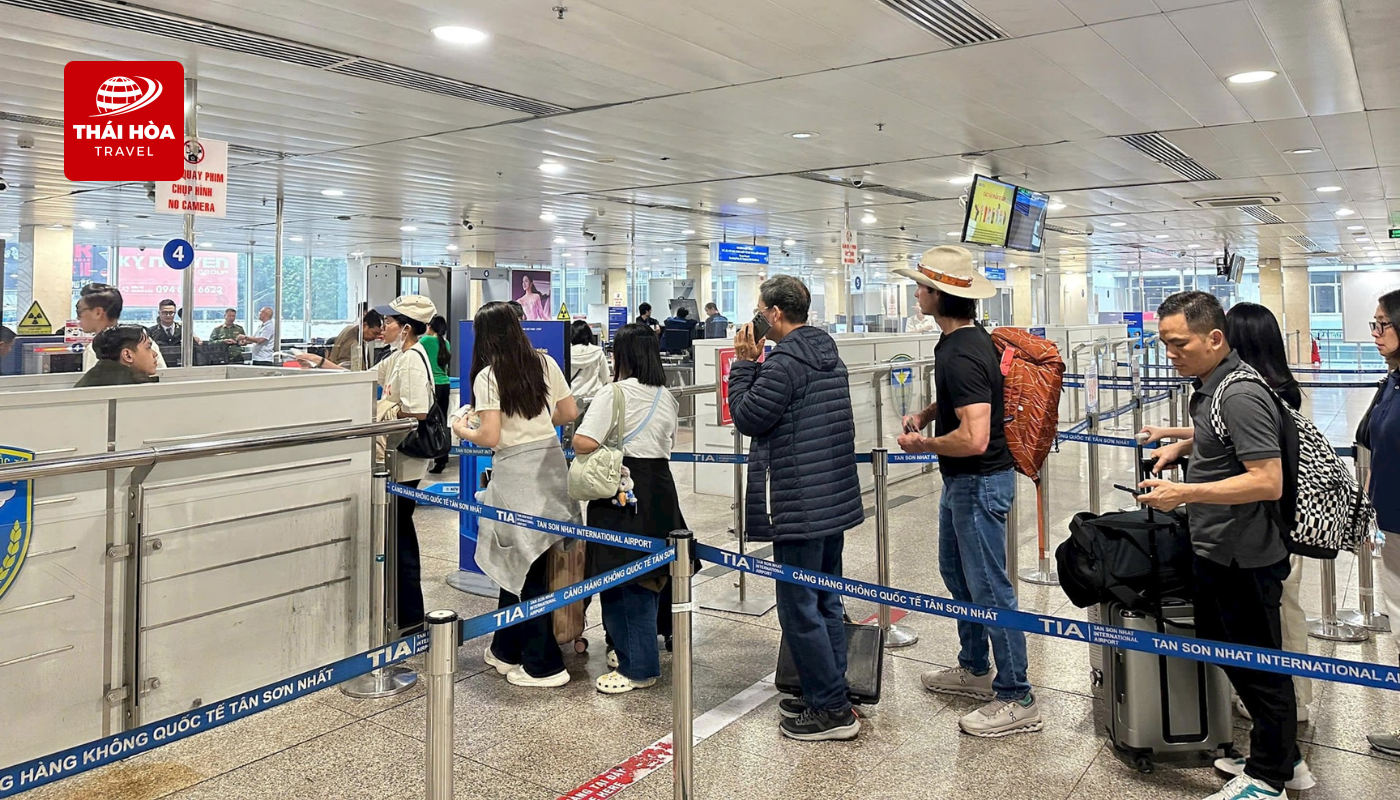 Quý khách tập trung tại sân bay quốc tế Tân Sơn Nhất