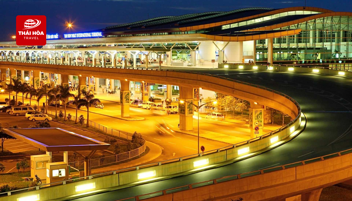 Đoàn hạ cánh tại sân bay quốc tế Tân Sơn Nhất