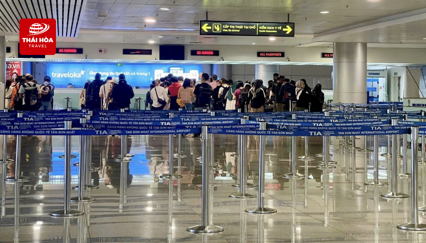Quý khách tập trung tại sân bay Tân Sơn Nhất
