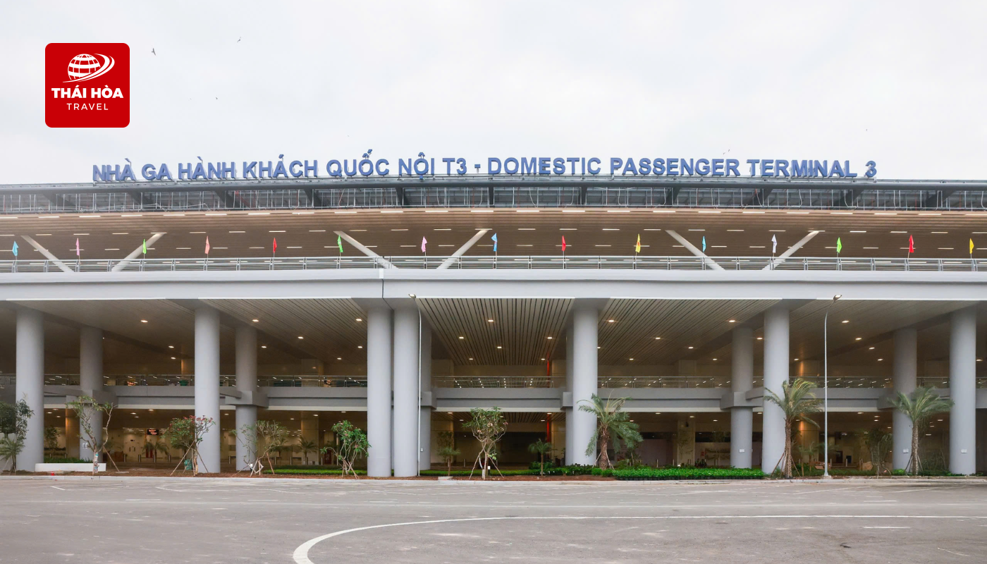 Đoàn hạ cánh tại sân bay quốc tế Tân Sơn Nhất