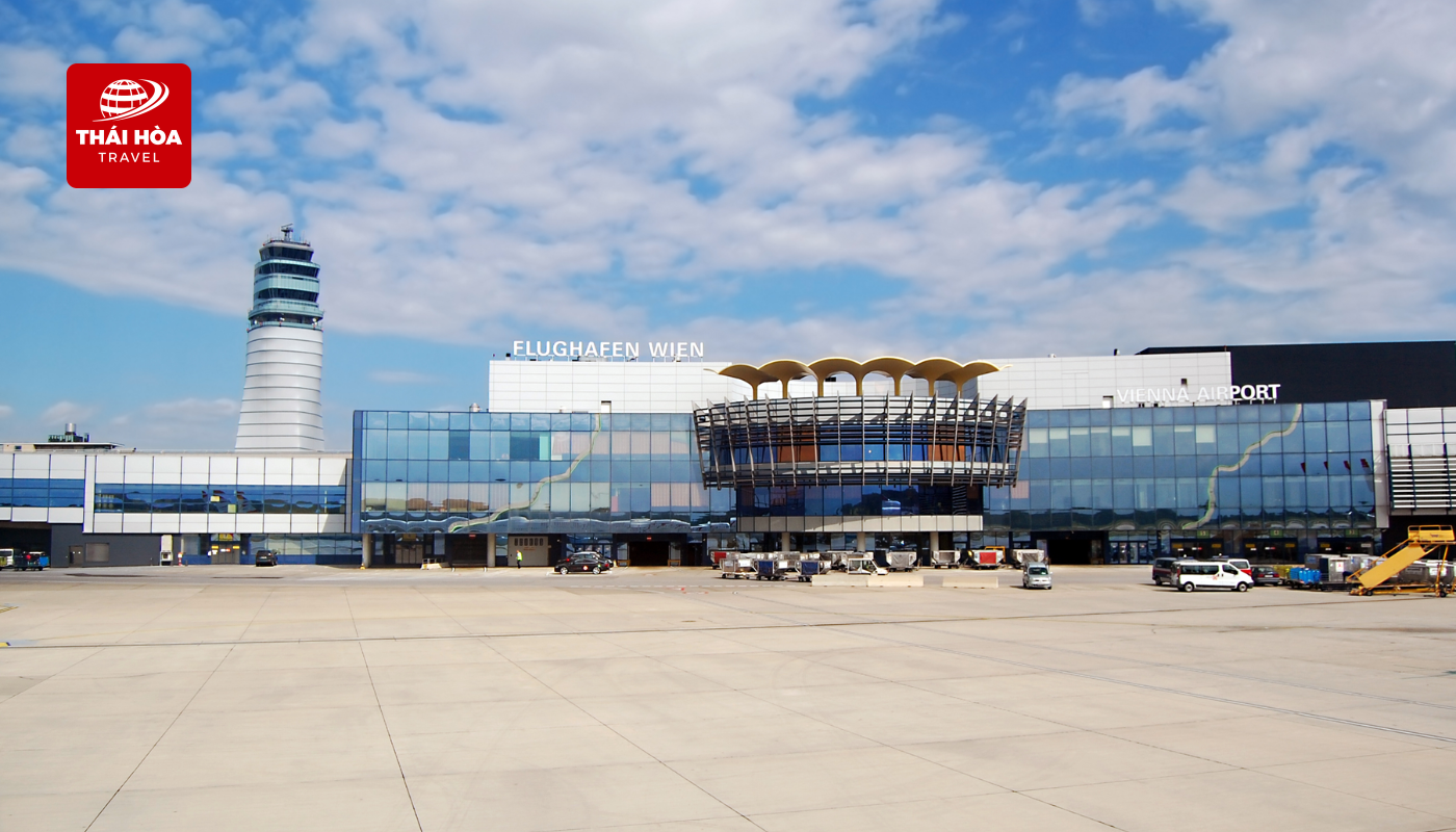 đoàn di chuyển ra sân bay Vienna