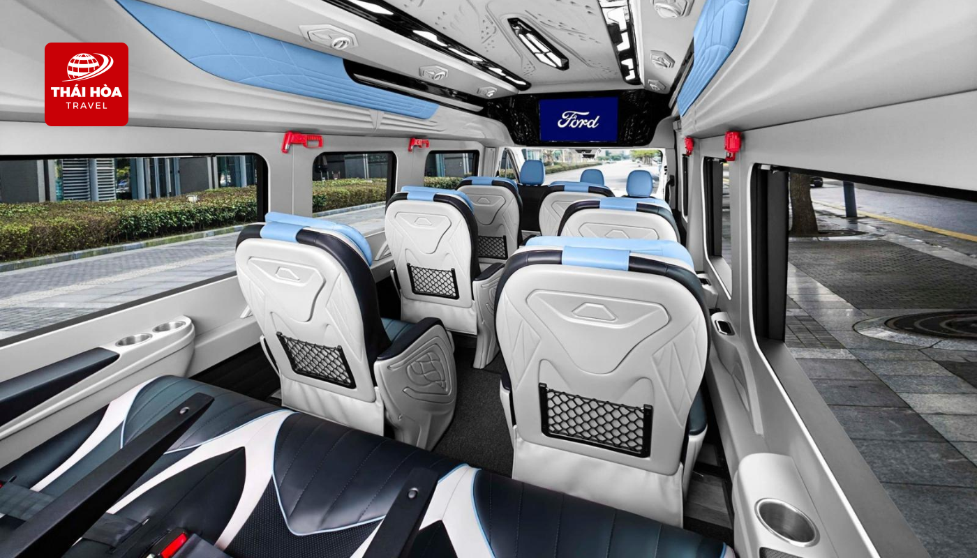Xe Limousine 12 chỗ nổi bật với khoang nội thất sang trọng, hiện đại