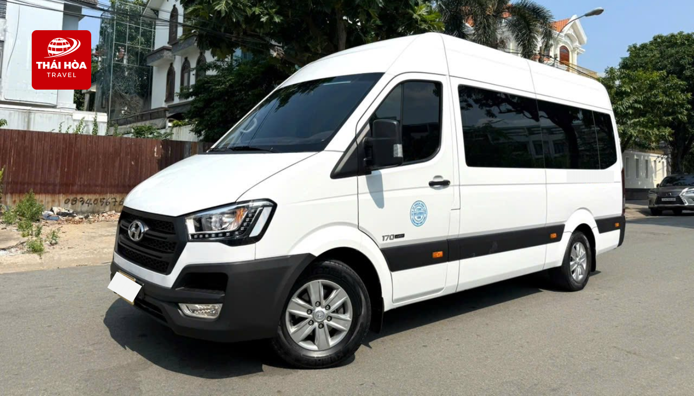 Thuê xe 16 chỗ đi Bình Phước là lựa chọn lý tưởng cho các đoàn nhỏ, nhóm công ty hoặc khách du lịch đi theo tour riêng