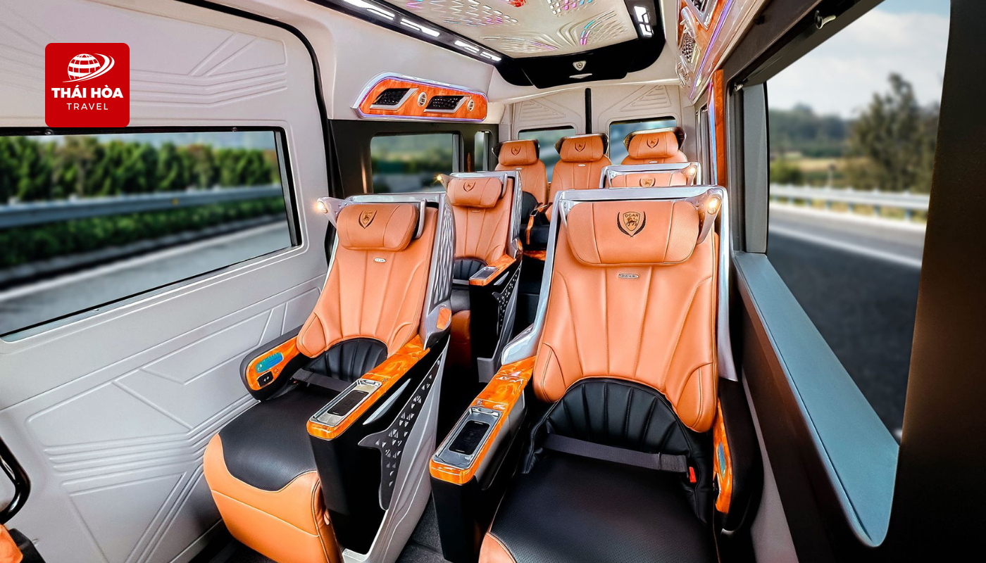 Xe Limousine 9 chỗ được thiết kế theo tiêu chuẩn thương gia, sử dụng chất liệu da cao cấp