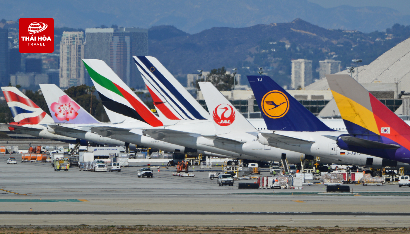 đoàn đến sân bay Los Angeles trong cùng ngày khởi hành