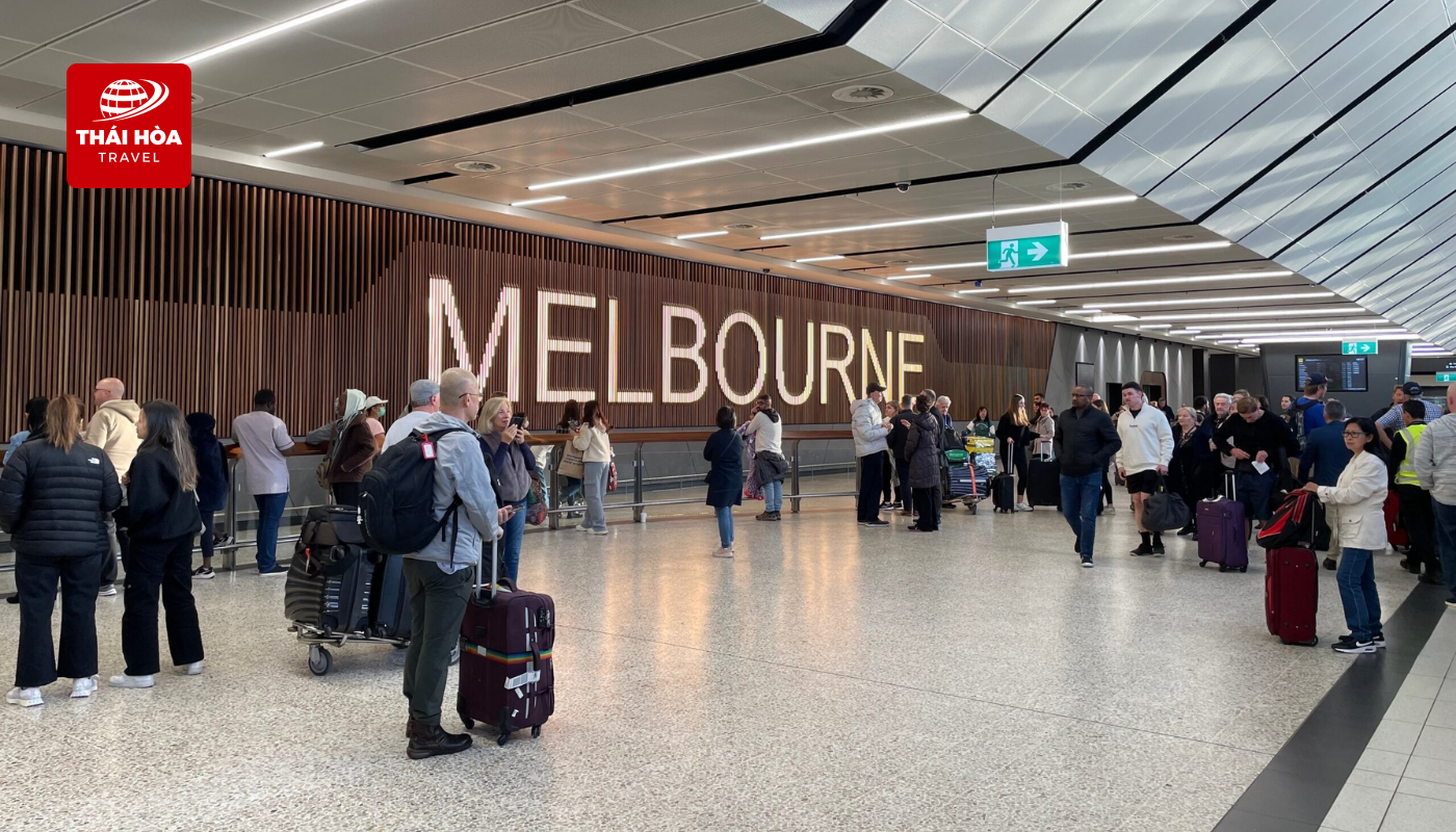 đoàn di chuyển ra sân bay Melbourne