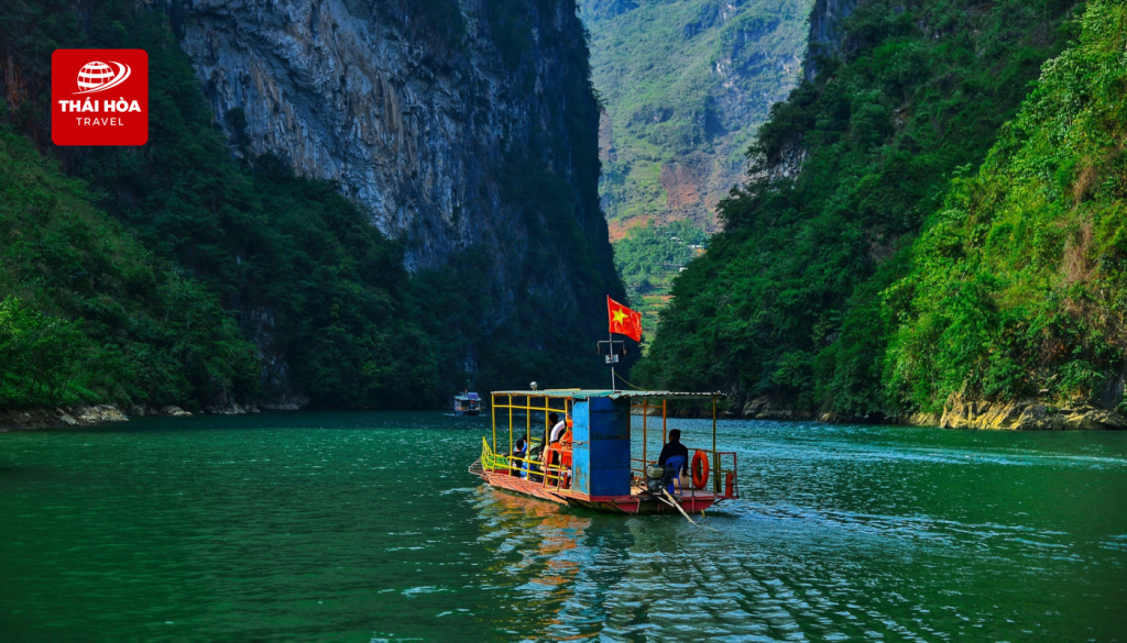 Đoàn trải nghiệm du thuyền trên dòng sông Nho Quế