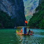 Đoàn trải nghiệm du thuyền trên dòng sông Nho Quế