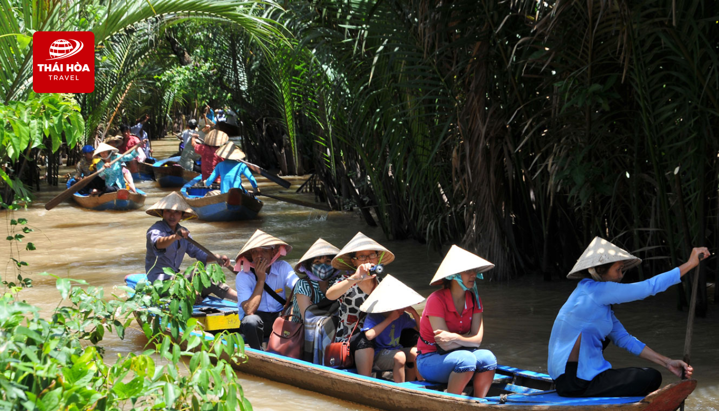 Ngồi xuồng ba lá len lỏi trong rạch nhỏ
