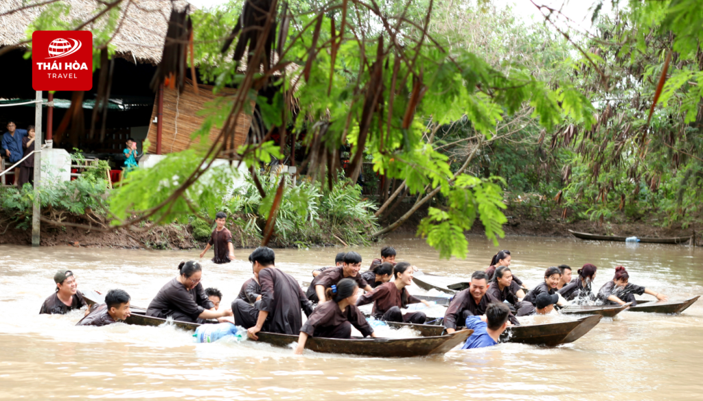 Đoàn trải nghiệm chèo xuồng ba lá
