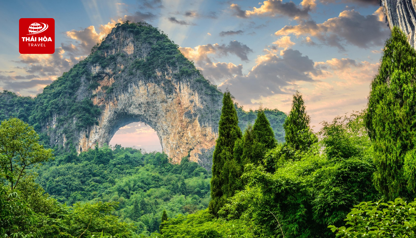 Núi Mặt Trăng