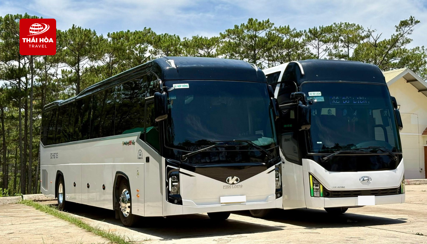 Giá thuê xe 45 chỗ bao nhiêu? Bảng giá thuê xe 2026 2 Giá thuê xe 45 chỗ tại Thái Hòa Travel thường bao gồm các chi phí cơ bản như xe và tài xế
