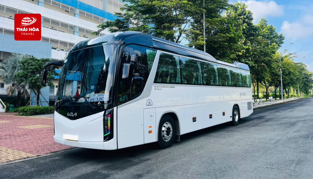 Xe 45 chỗ đáp ứng nhu cầu di chuyển cho đoàn lớn với tiện nghi hiện đại