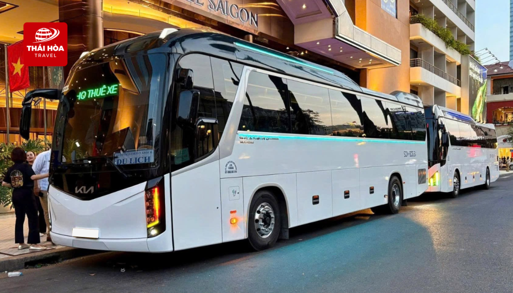 Xe 45 chỗ phù hợp cho nhà máy và khu công nghiệp cần vận chuyển số lượng lớn nhân sự