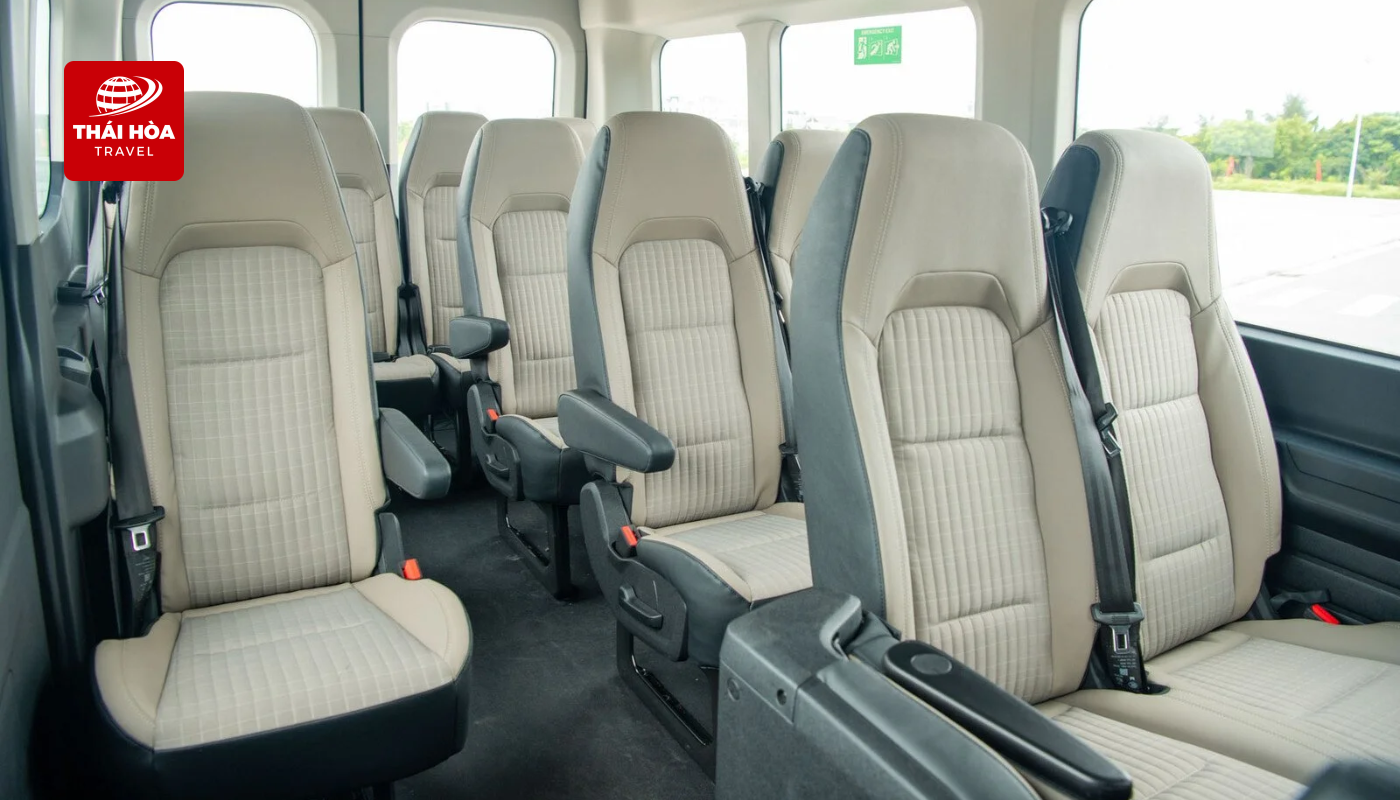 Thuê xe du lịch 18 chỗ Ford Transit 2 Ghế ngồi êm ái, hỗ trợ ngả sâu cho trải nghiệm thoải mái