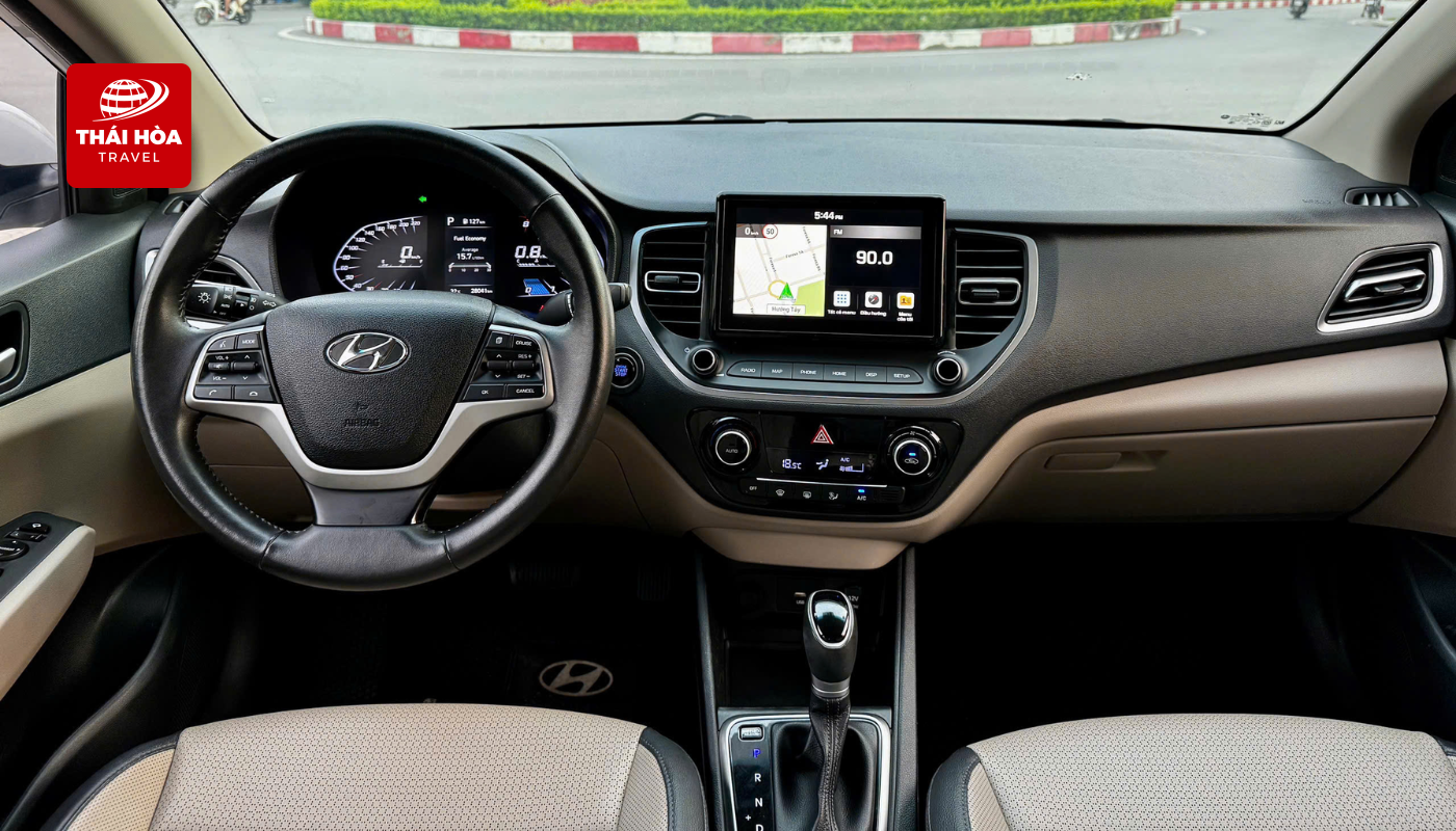Thuê xe du lịch 4 chỗ Hyundai Accent 2 Không gian nội thất rộng rãi, sạch sẽ, mang lại cảm giác thoải mái suốt chuyến đi.