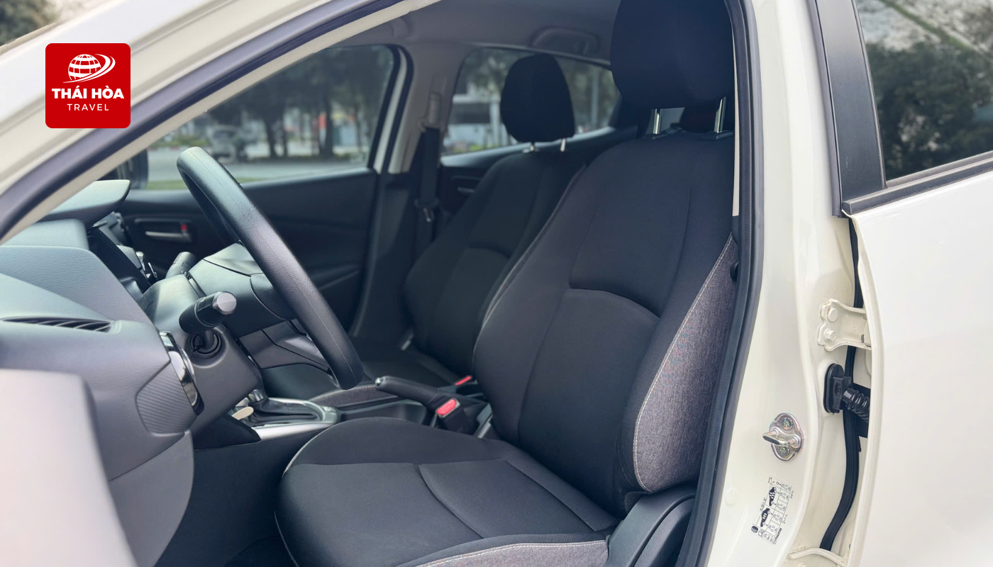 Thuê xe du lịch 4 chỗ Mazda 2 2 Không gian nội thất sang trọng với ghế da pha nỉ cao cấp