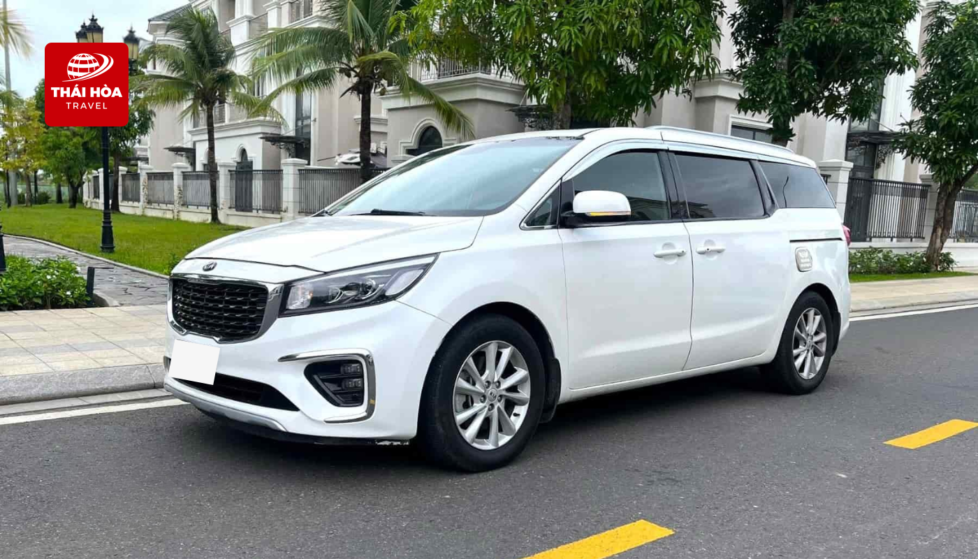 Thuê xe đi Quy Nhơn 1 Xe 4 chỗ mang lại sự linh hoạt, phù hợp cho khách đi công tác hoặc nhóm nhỏ