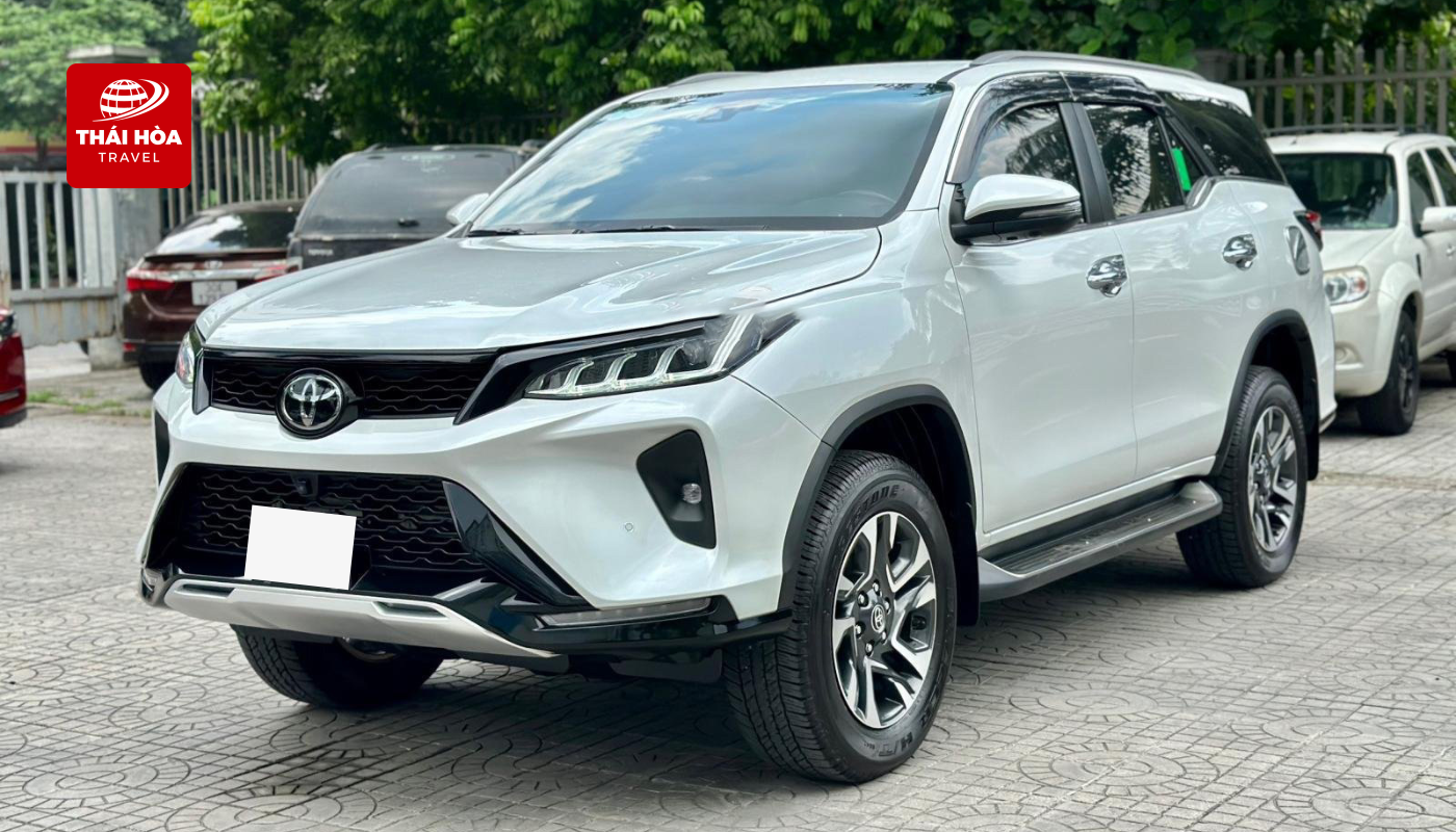 Thuê xe 7 chỗ đi Vũng Tàu 2 Xe 7 chỗ Toyota Fortuner là dòng SUV dành cho những khách hàng yêu thích sự chắc chắn và cảm giác di chuyển ổn định