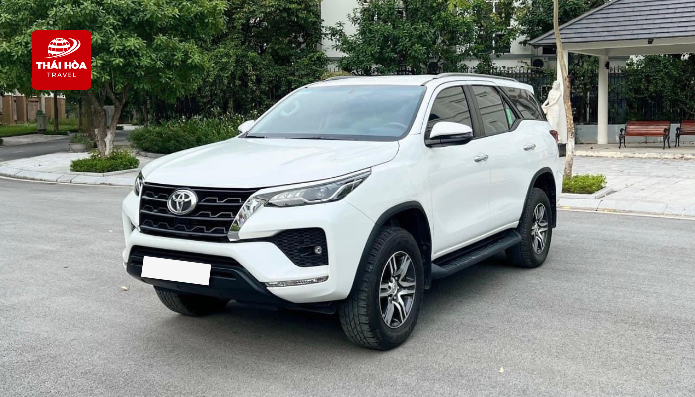 Thuê xe du lịch 7 chỗ Toyota Fortuner 1 Toyota Fortuner - Dòng SUV 7 chỗ mạnh mẽ, sang trọng