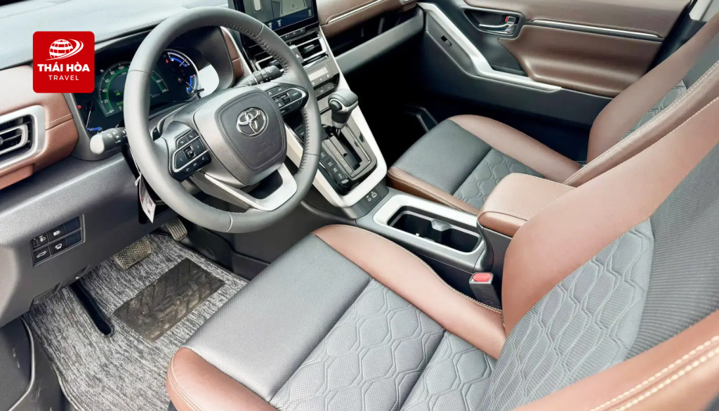 Toyota Innova còn chinh phục hành khách nhờ không gian nội thất rộng rãi và tiện nghi
