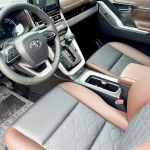 Toyota Innova còn chinh phục hành khách nhờ không gian nội thất rộng rãi và tiện nghi