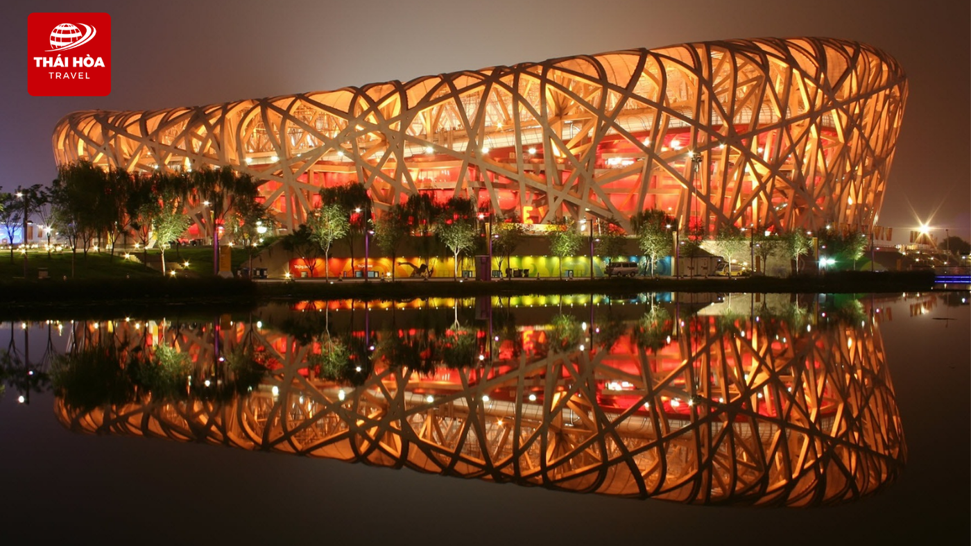 Khung cảnh sân vận động Tổ Chim và Olympic Park tuyệt đẹp vào buổi tối tại Bắc Kinh