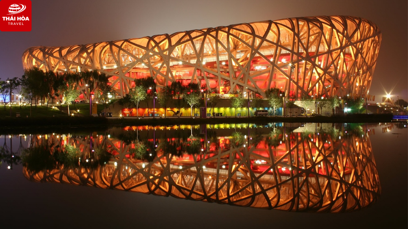 Kinh nghiệm du lịch Bắc Kinh chi tiết cho người mới 12 Khung cảnh sân vận động Tổ Chim và Olympic Park tuyệt đẹp vào buổi tối tại Bắc Kinh