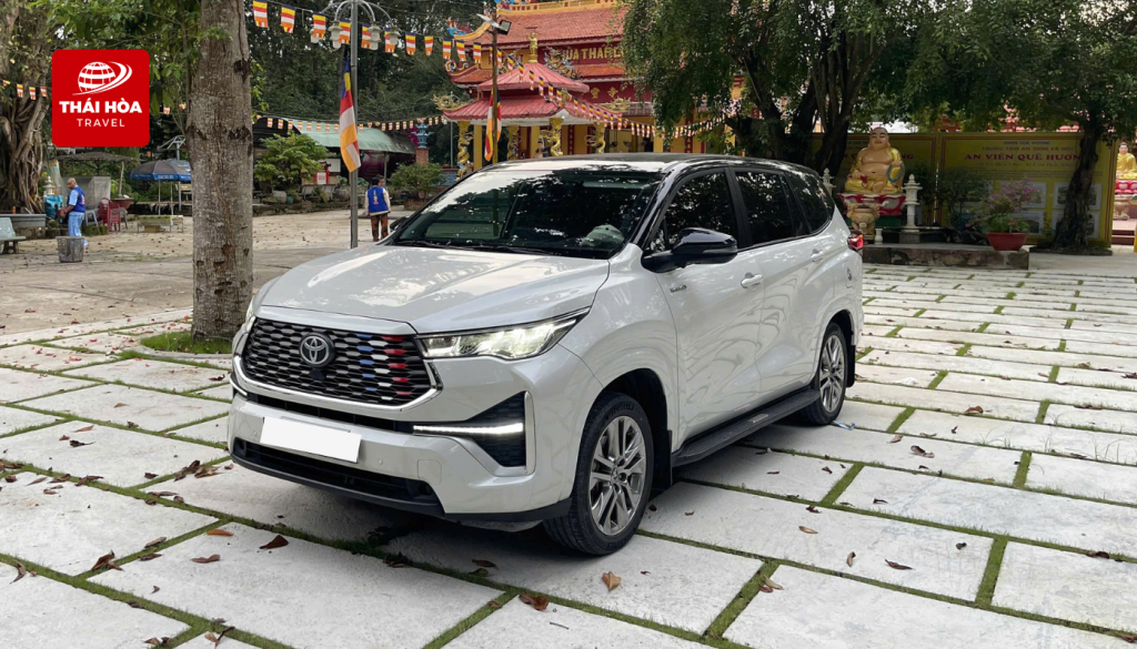 Xe 7 chỗ cung cấp không gian rộng rãi, phù hợp cho gia đình hoặc nhóm bạn