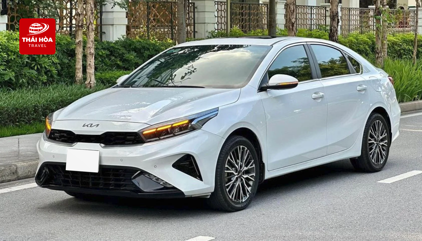 Xe 7 chỗ sở hữu không gian nội thất rộng rãi hơn so với xe 4 chỗ
