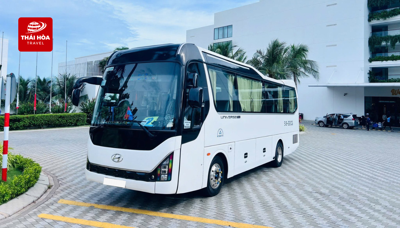 Xe 45 chỗ là lựa chọn tối ưu cho các đoàn đông, thường là doanh nghiệp hoặc tour du lịch tổ chức chuyên nghiệp