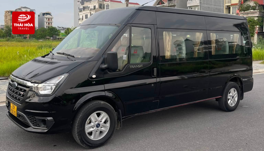 Xe 16 chỗ nổi bật với khoang nội thất và khoang hành lý rộng rãi