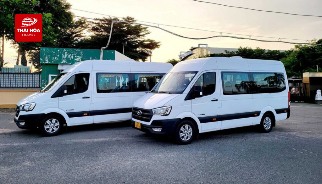 Xe 16 chỗ giúp khách di chuyển thuận tiện và lên xuống nhanh tại sân bay