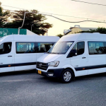 Xe 16 chỗ giúp khách di chuyển thuận tiện và lên xuống nhanh tại sân bay