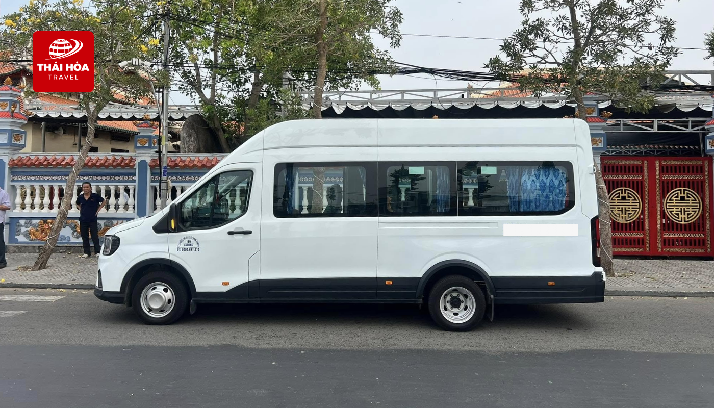 Xe 18 chỗ mang lại không gian rộng rãi hơn so với xe 16 chỗ