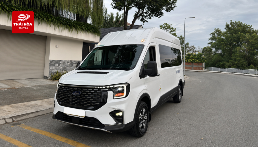 Xe 16 chỗ đáp ứng tốt nhu cầu di chuyển cho đoàn nhỏ với không gian thoải mái
