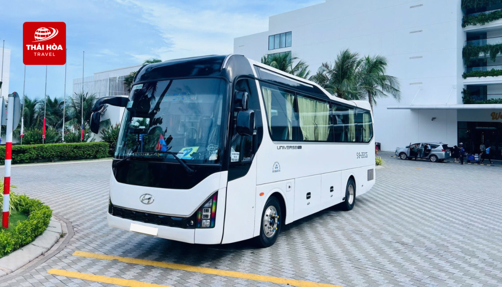 Đối với các đoàn lớn như công ty, trường học hoặc tour du lịch đông người, xe 45 chỗ là phương án tối ưu