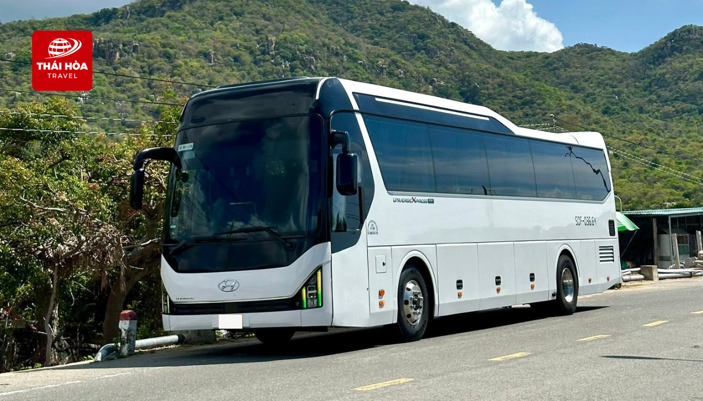 Xe 45 chỗ là dòng xe có sức chứa lớn, phù hợp phục vụ các đoàn từ 40 - 45 người