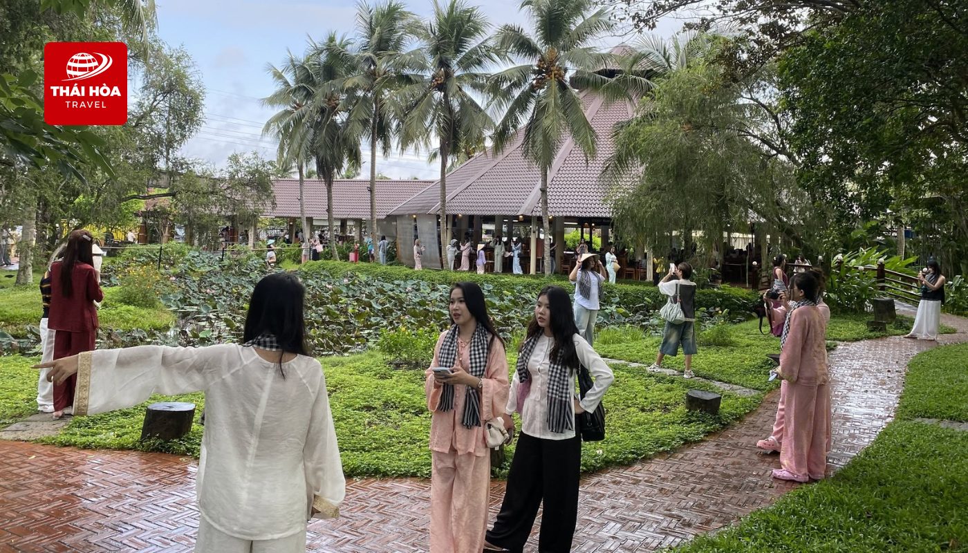 Đoàn dừng chân tại Mekong Rest Stop để nghỉ ngơi