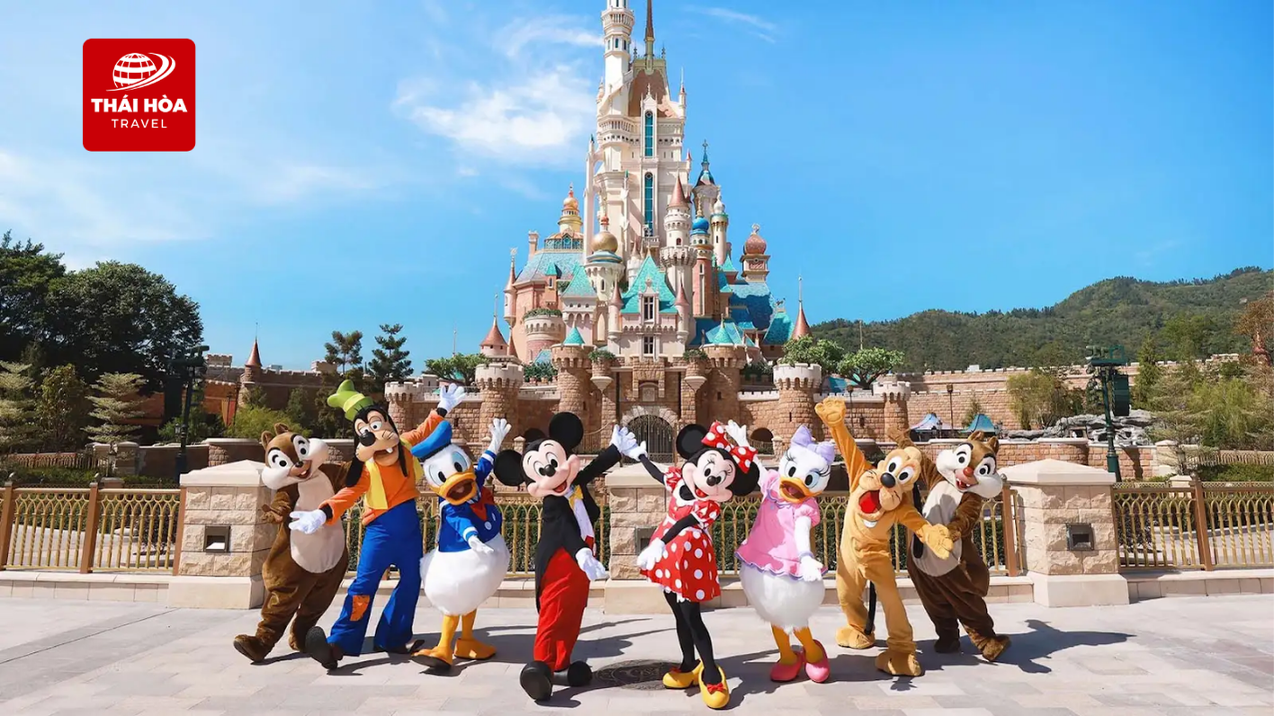 Khung cảnh của Hong Kong Disneyland và các nhân vật trong Disney
