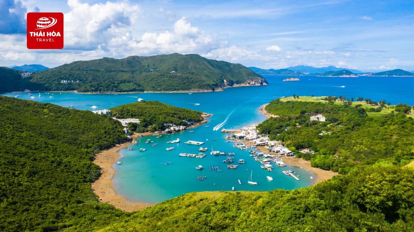 Góc nhìn từ trên xuống của thị trấn biển và làng chài Sai Kung tại Hong Kong