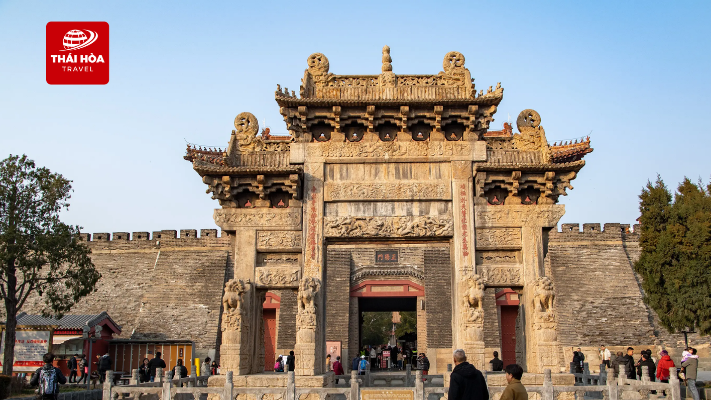 Hình ảnh cổng vào Đại Miếu tại chân núi Thái Sơn