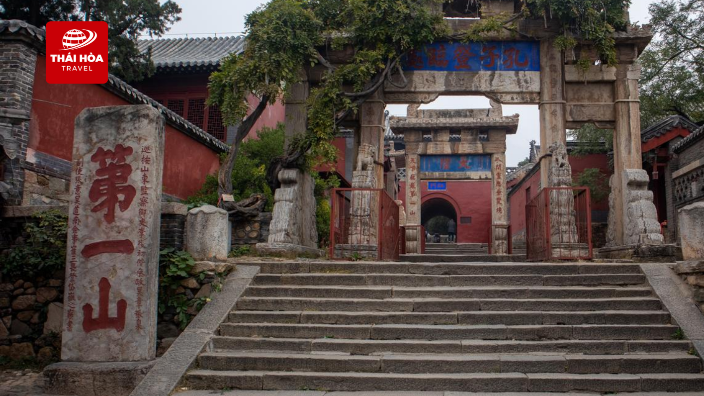 Khung cảnh cổng vào Hồng Môn Cung ở núi Thái Sơn