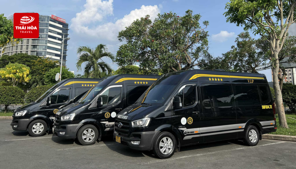 Xe 18 chỗ của Thái Hòa Travel đáp ứng tốt nhu cầu đưa đón tập thể