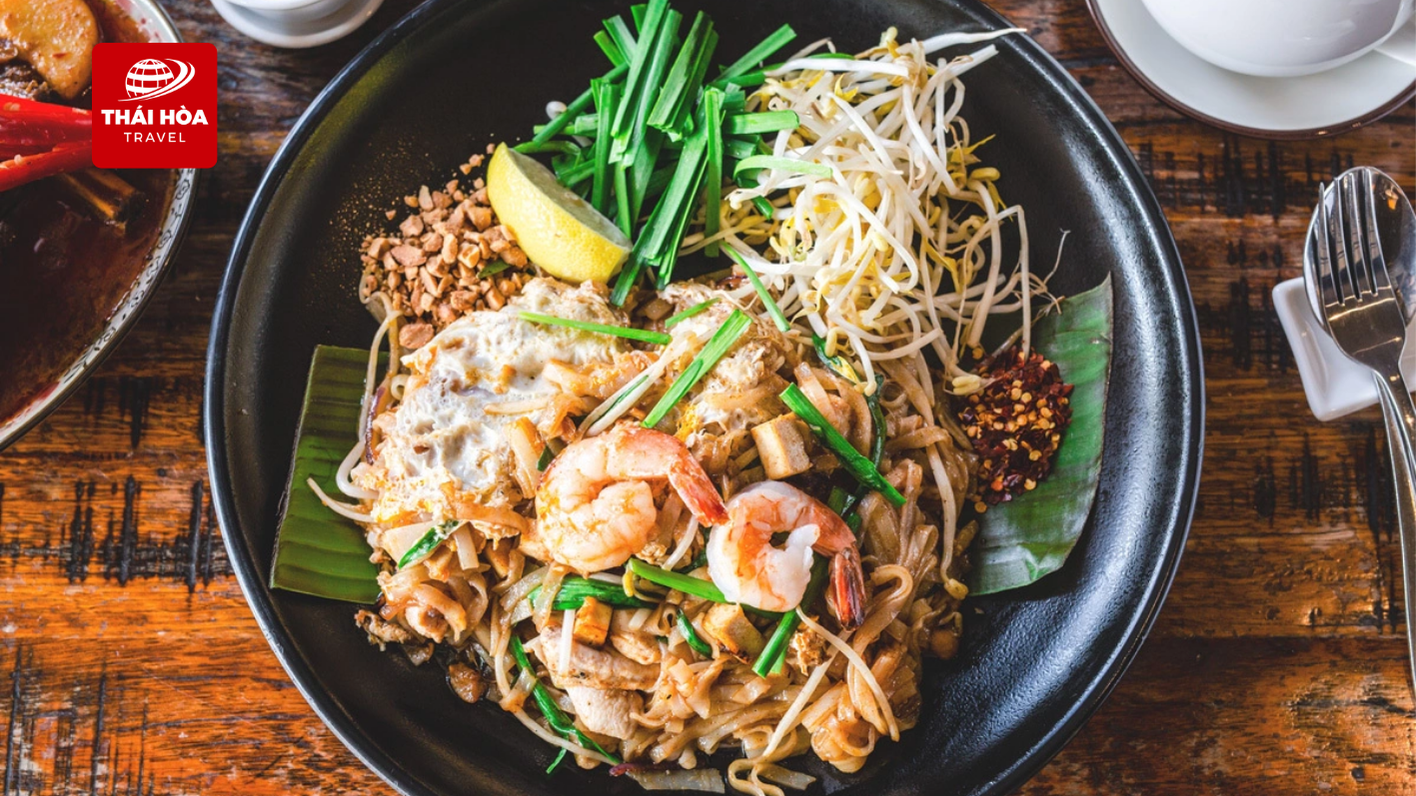 Đĩa Pad Thái - món đặc sản nên thử khi tới Thái Lan